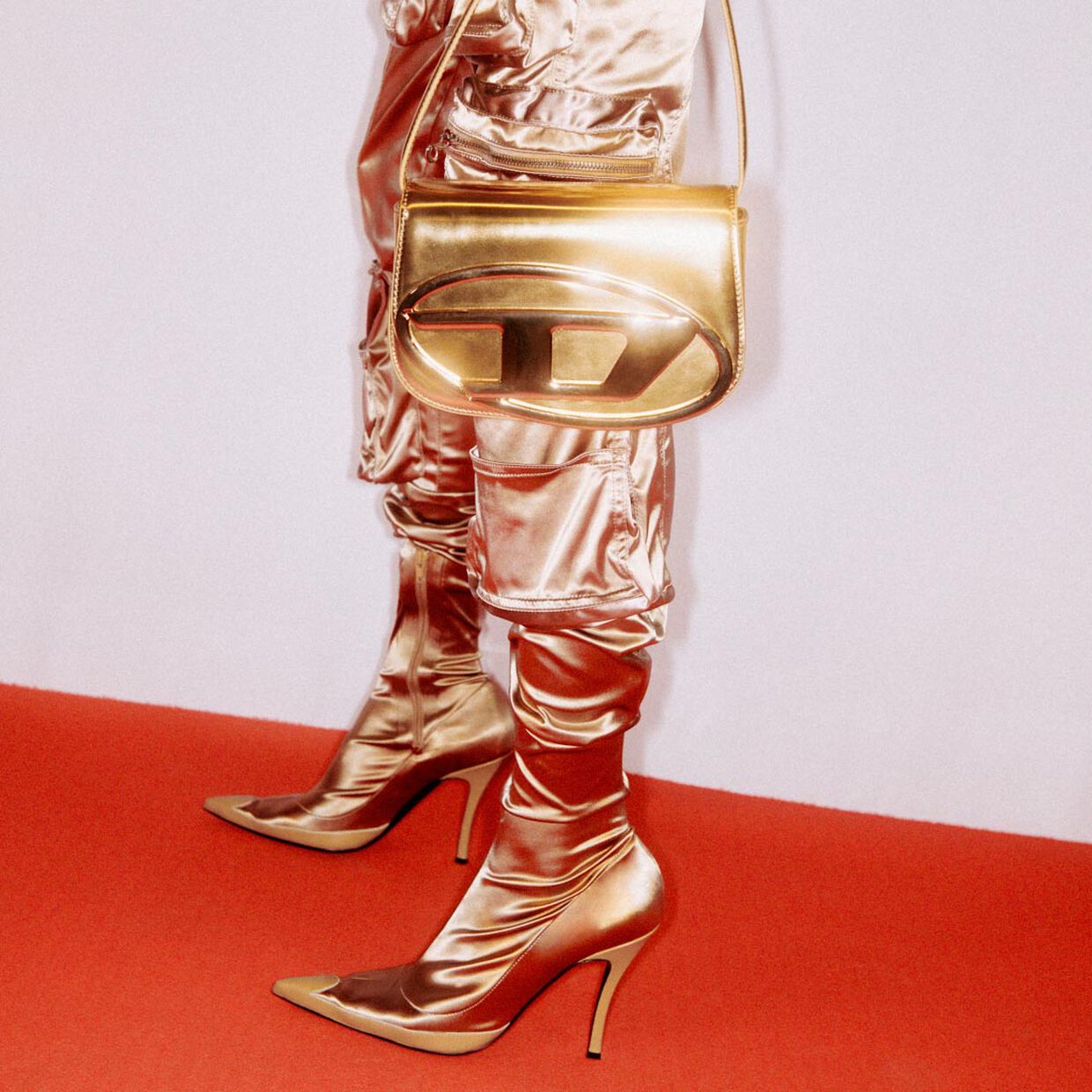 <div class="module-8__title"><div class="pd-heading__container">








    <h2 class="pd-heading pd-h2-style pd-text-align-left pd-heading-small"  style='' >
         1DR Bag
    </h2>
</div><div class="pd-icon">

    


    
    
        
            <style>
            #icon-arrow-cta-46daf4b23d1b34e4d673f20fb9{
                fill:;
            }
            </style>
        
        <svg id="icon-arrow-cta-46daf4b23d1b34e4d673f20fb9" class="icon-arrow-cta">
            <use xlink:href="/on/demandware.static/Sites-DieselEUN-Site/-/default/dw0bd8be28/imgs/sprite.svg#arrow-cta"/>
        </svg>
    



</div></div>