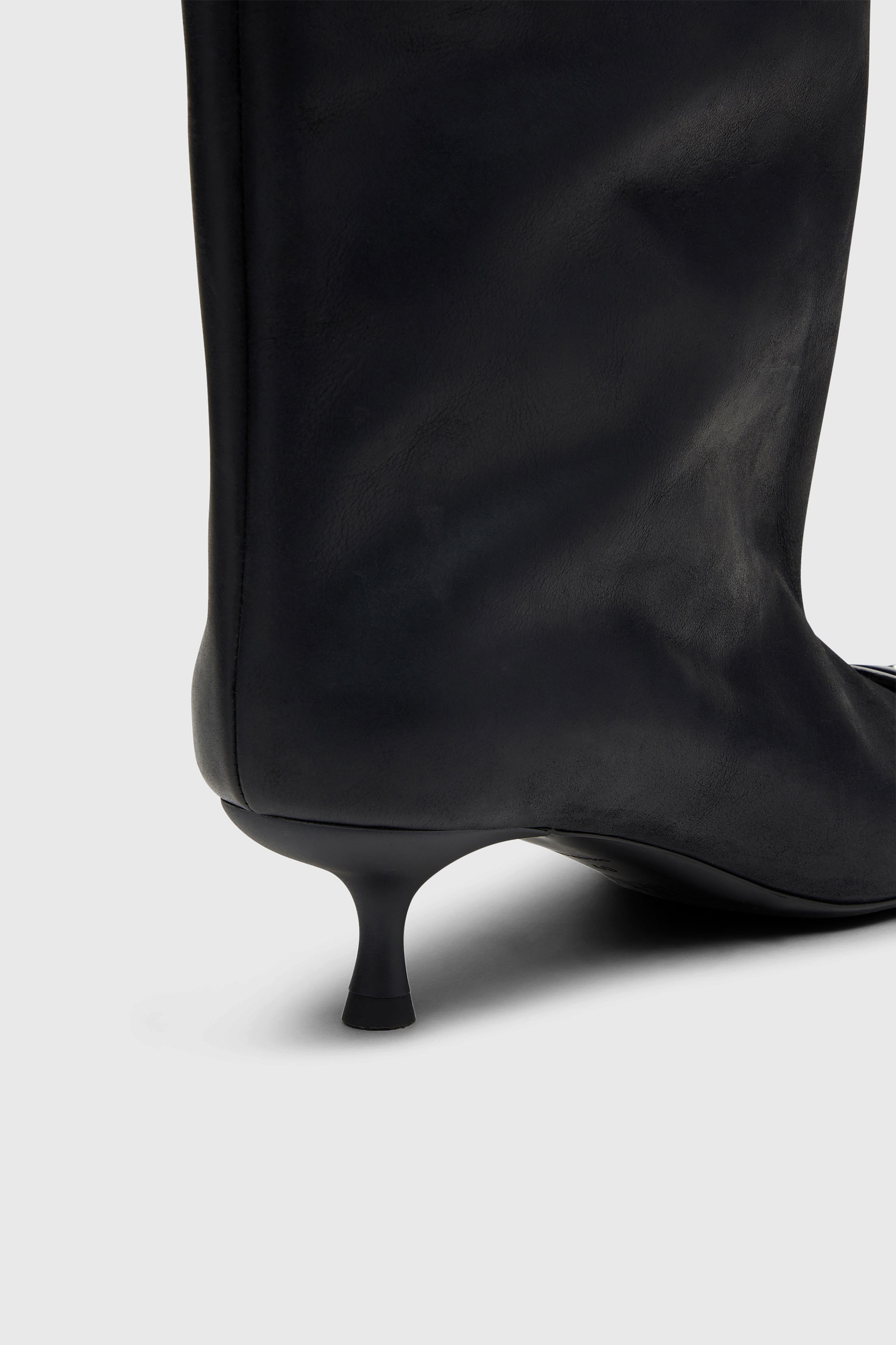 Diesel - D-VENUS 40 KB TUBE, Woman's D-Venus-Knee-high boots in oiled leather in Black - 4